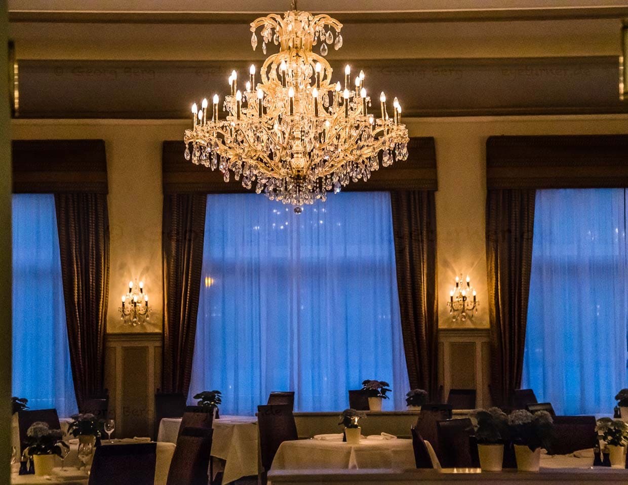 Abendessen unter Swarowski Kronleuchtern / © Foto: Georg Berg