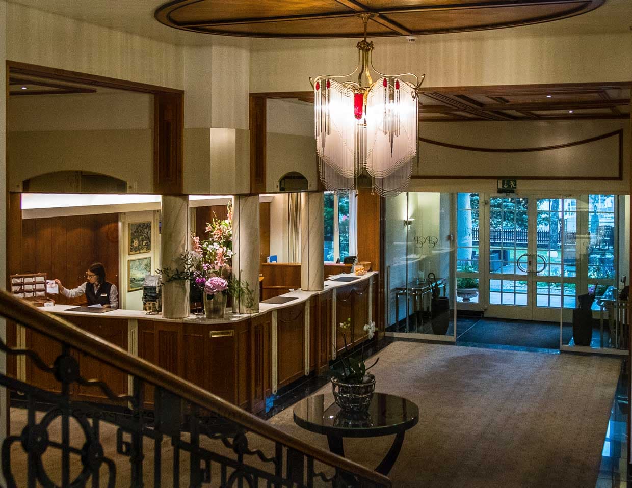 Zum Empfangsbereich des Cresta Palace gehört ein breiter Treppenaufgang und heutzutage selbstverständlich ist auch ein Personenaufzug / © Foto: Georg Berg