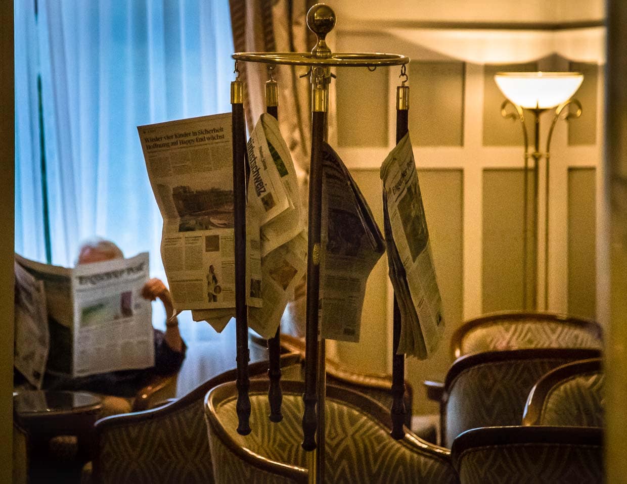 Die Jugendstil-Halle im Cresta Palace ist fast unverändert erhalten. Zwischen imposanten Säulen informiert man sich auch heute noch über das Geschehen in der Welt. Hier gehört das Rascheln von Zeitungspapier nicht zu den ausgestorbenen Geräuschen / © Foto: Georg Berg