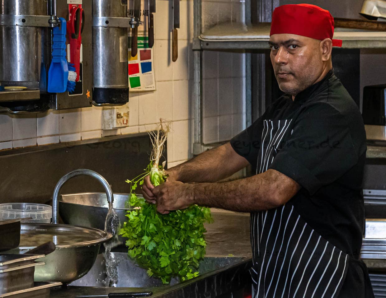 Gemüse und Kräuter, die aus Asien nicht eingeführt werden dürfen, werden von Shu's Lieferanten aus Darwins Umgebung in gleicher Qualität geliefert und in der Küche frisch verarbeitet / © Foto: Georg Berg