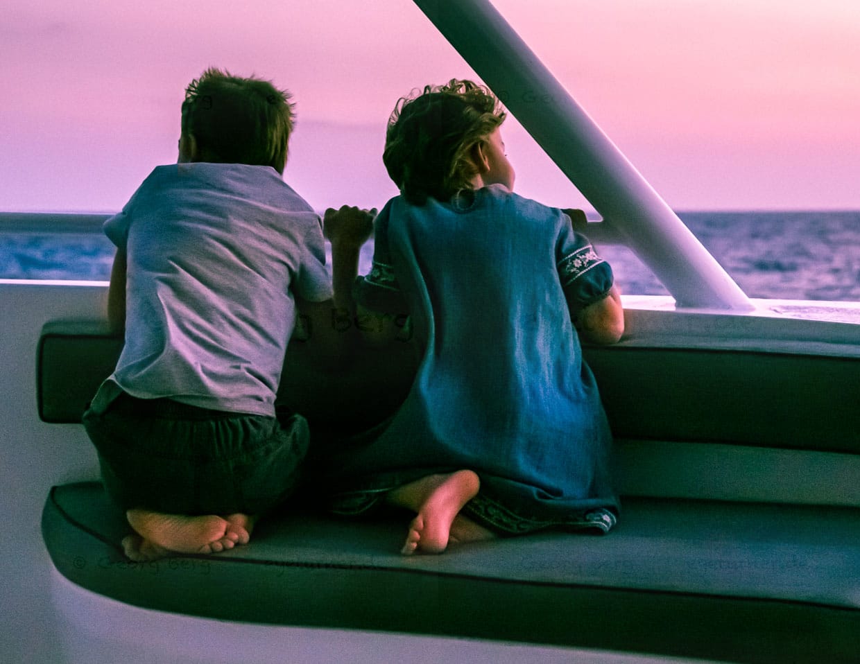 Auch die Kleinsten an Bord hängen beim abendlichen Blick zum Horizont ihren Träumen nach / © Foto: Georg Berg