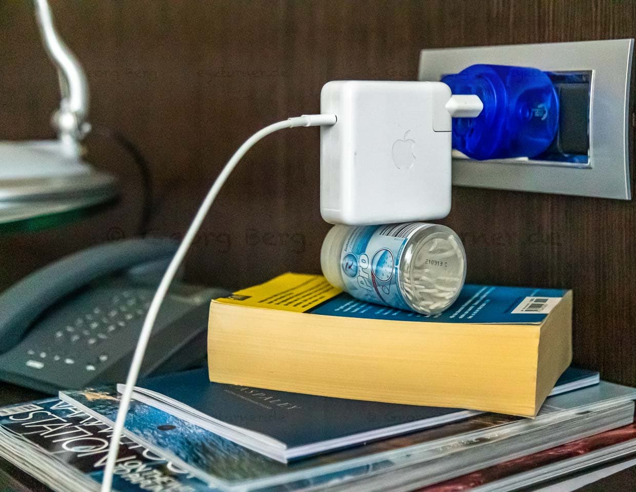 Abenteurliche Konstruktionen sind manchmal nötig, weil die australischen Steckdosen vom Typ I das Gewicht von schweren Adaptern nicht halten können / © Foto: Georg Berg