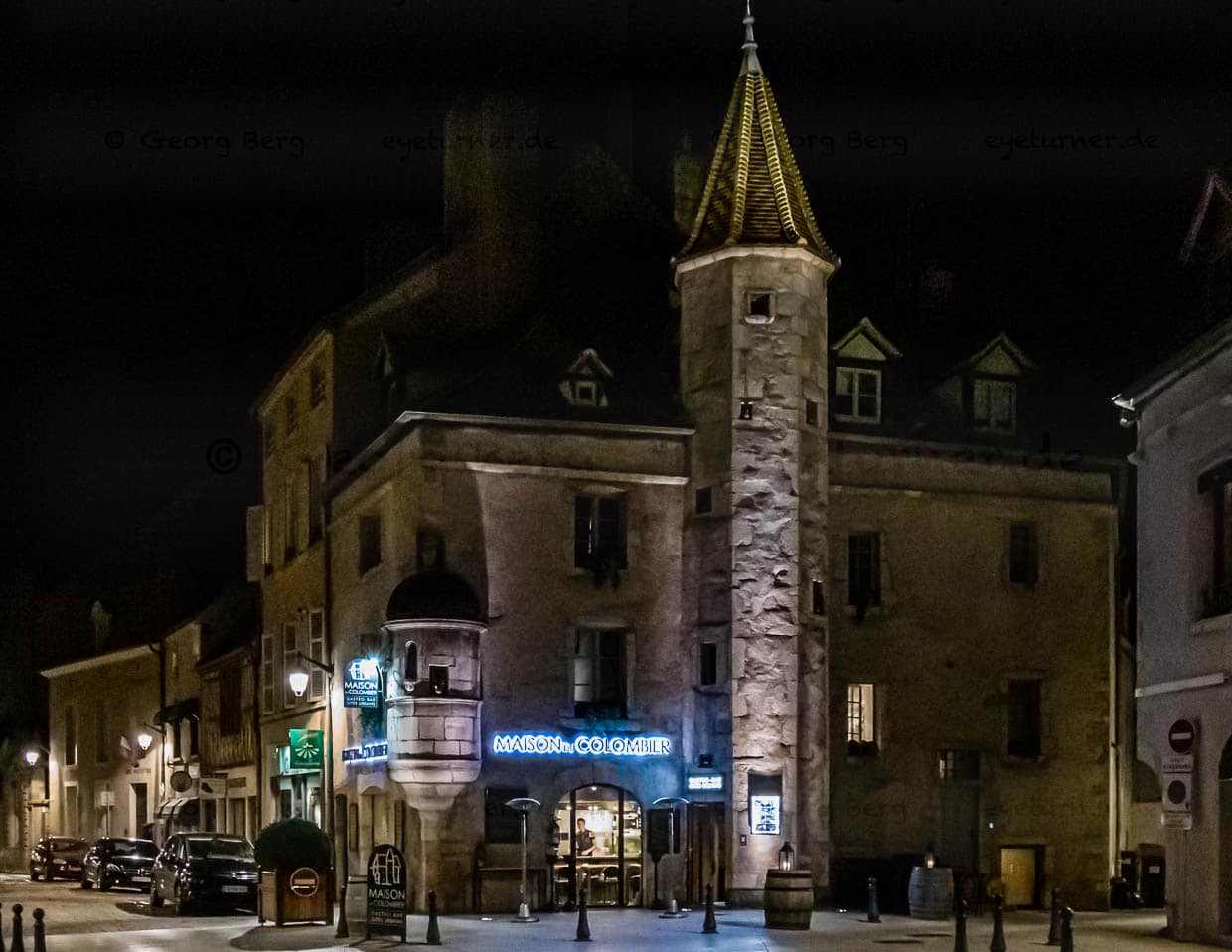 Das Maison du Colombier mitten im Zentrum von Beaune. Bei gutem Wetter mit Außengastronomie / © Foto: Georg Berg
