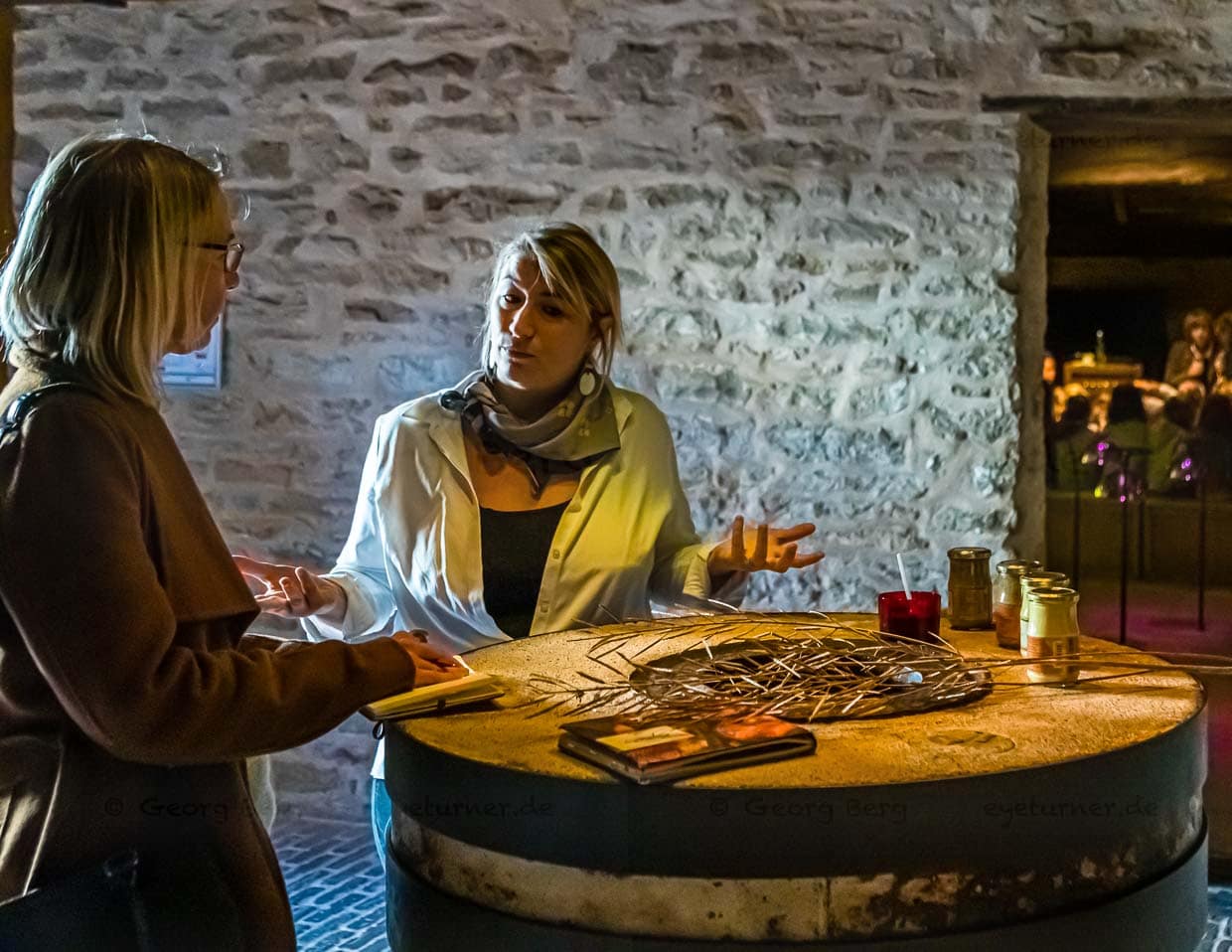 Caroline Riboteau, zuständig für Führungen durch Museum und Produktionsbetrieb bei Edmond Fallot, erzählt Reporterin Angela Berg von den Anfängen der Senf-Manufaktur, die 1840 in Beaune nahe Dijon begann / © Foto: Georg Berg