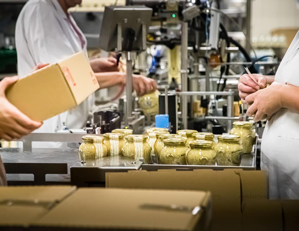 25.000 Gläser werden in der Fabrik von Edmond Fallot täglich abgefüllt / © Foto: Georg Berg