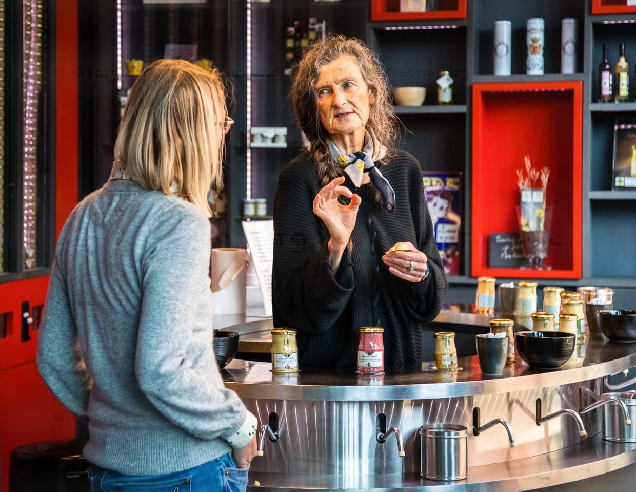 Verkostung der unterschiedlichen Senfsorten. Natürlich gibt es auch einen Verkaufsraum mit sämtlichen Produkten von Edmond Fallot und probieren ist höchst erwünscht. Insbesondere der feine und scharfe Dijon-Senf wird für Salatdressings und Saucen verwendet oder auch zu Käse gereicht / © Foto: Georg Berg