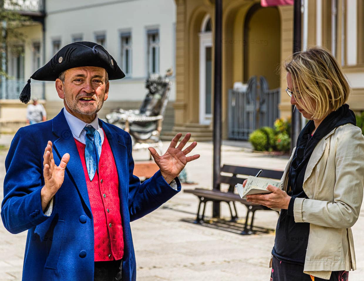 Gestenreich schildert Hermann Laudensack auf Höhe der Wandelhalle das Wandeln der adeligen Kurgäste zu Zeiten von Kaiserin Sisi / © Foto: Georg Berg