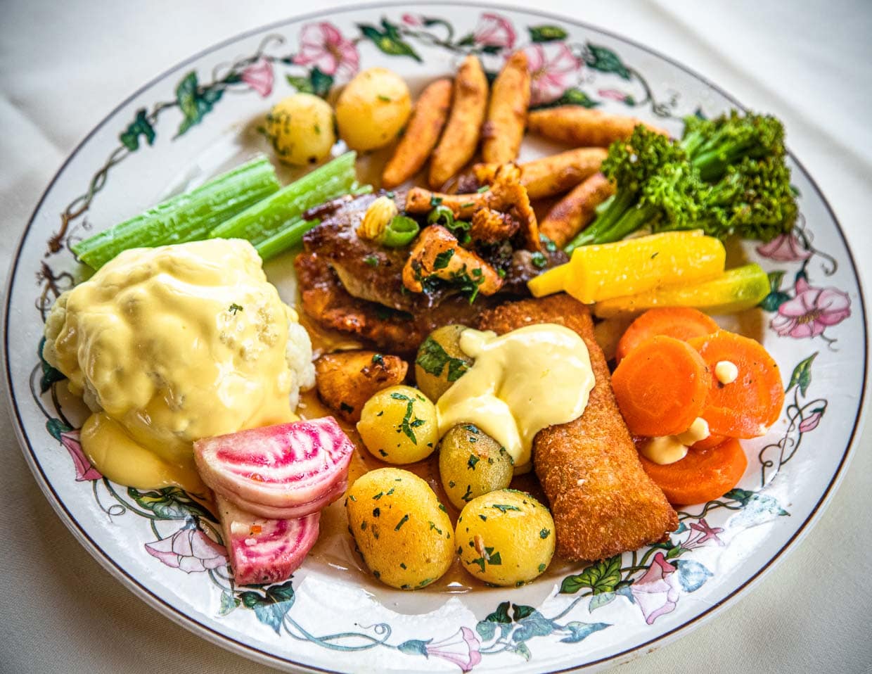Bayerische Opulenz: Allerlei von der Kartoffel. Jedes Jahr ab September gibt es auf dem Strixner Hof von Antonie Strixner-Bissinger in Ehekirchen eine eigene Kartoffel-Karte / © Foto: Georg Berg