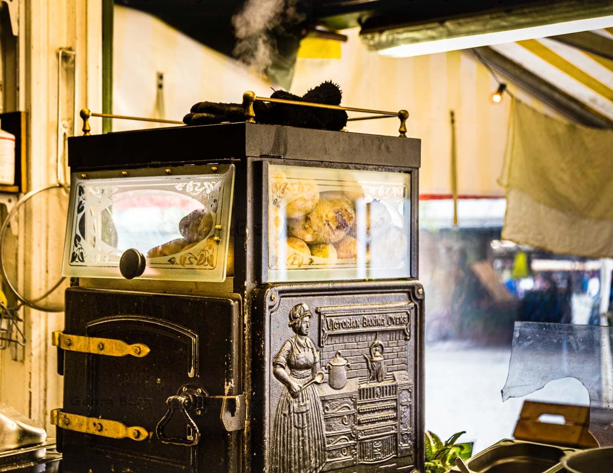 Im Kartoffelbackofen Queen Viktoria gart acht Monate im Jahr die Agria, eine vorwiegend festkochende Sorte. Bis zu 60 Kartoffeln haben Platz in diesem stilischen Potato-Baker. 30 werden warm gehalten, 30 weitere garen im unteren Teil des Ofens / © Foto: Georg Berg