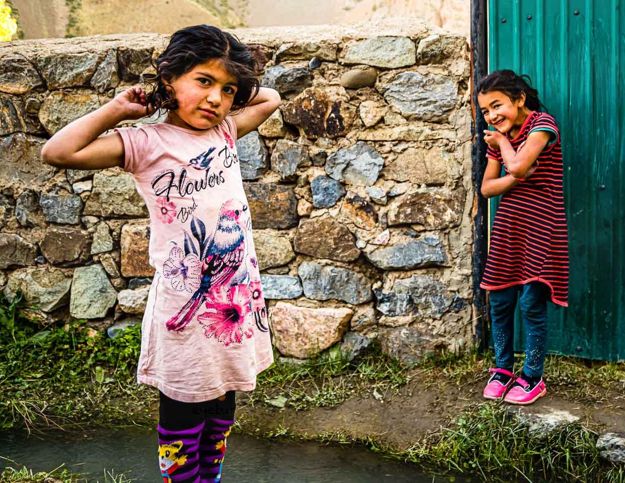 Touristen sind selten hier und die Neugier der Beiden überwindet ihre scheue Zurückhaltung / © Foto: Georg Berg
