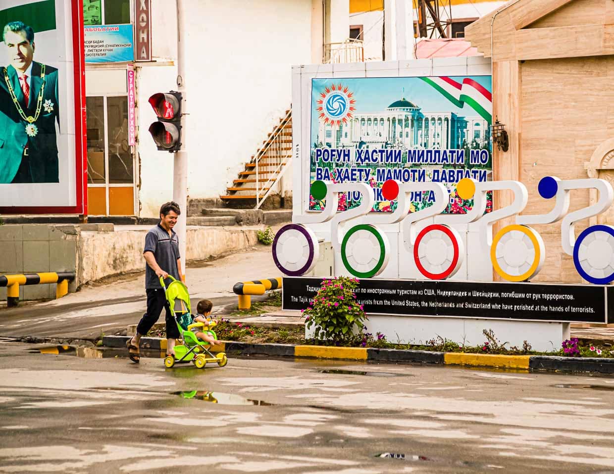 In Kaleikhum erinnert ein Denkmal an vier europäische und amerikanische Radfahrer, die 2018 auf dem Pamir-Highway Opfer eines terroristischen Anschlags geworden sind. Im Hintergrund ein allgegenwärtiges Photo des tadschikischen Präsidenten Emomali Rakhmon / © Foto: Georg Berg