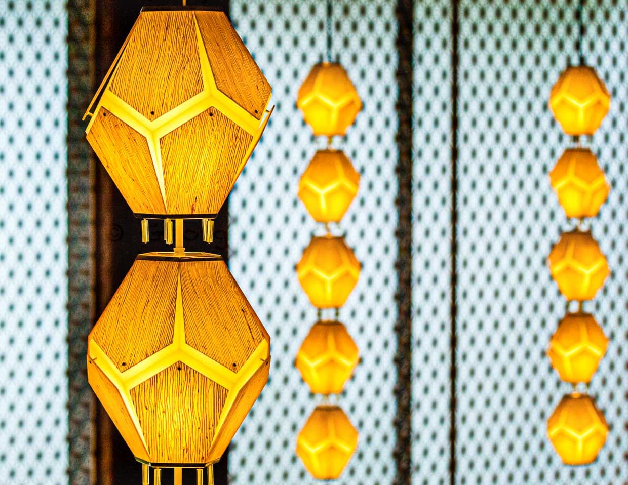 Aus dem alten Okura Hotel erhalten geblieben: Die fünfeckige Bespannung der berühmten Leuchten / © Foto: Georg Berg