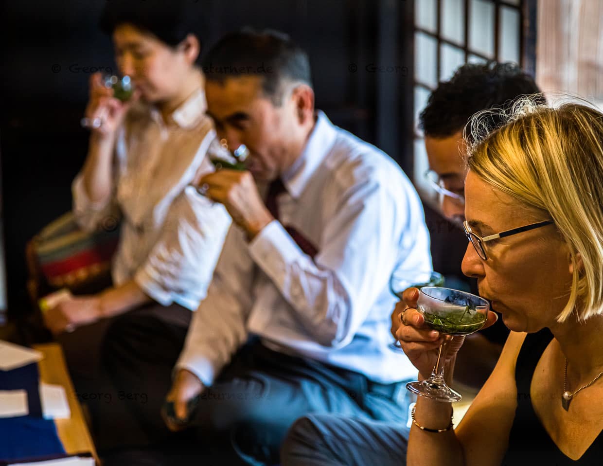 Tee-Degustation im Haus Uchino. Serviert wird Tee in weiten Gläsern. Draußen ist es heiß. Die Wassertemperatur beim Aufguss bestimmt, welche Aromen zu Tage gefördert werden. Bei einer Zeremonie im Sommer, ist es ganz angenehm, dass der Tee nicht heiß serviert wird / © Foto: Georg Berg