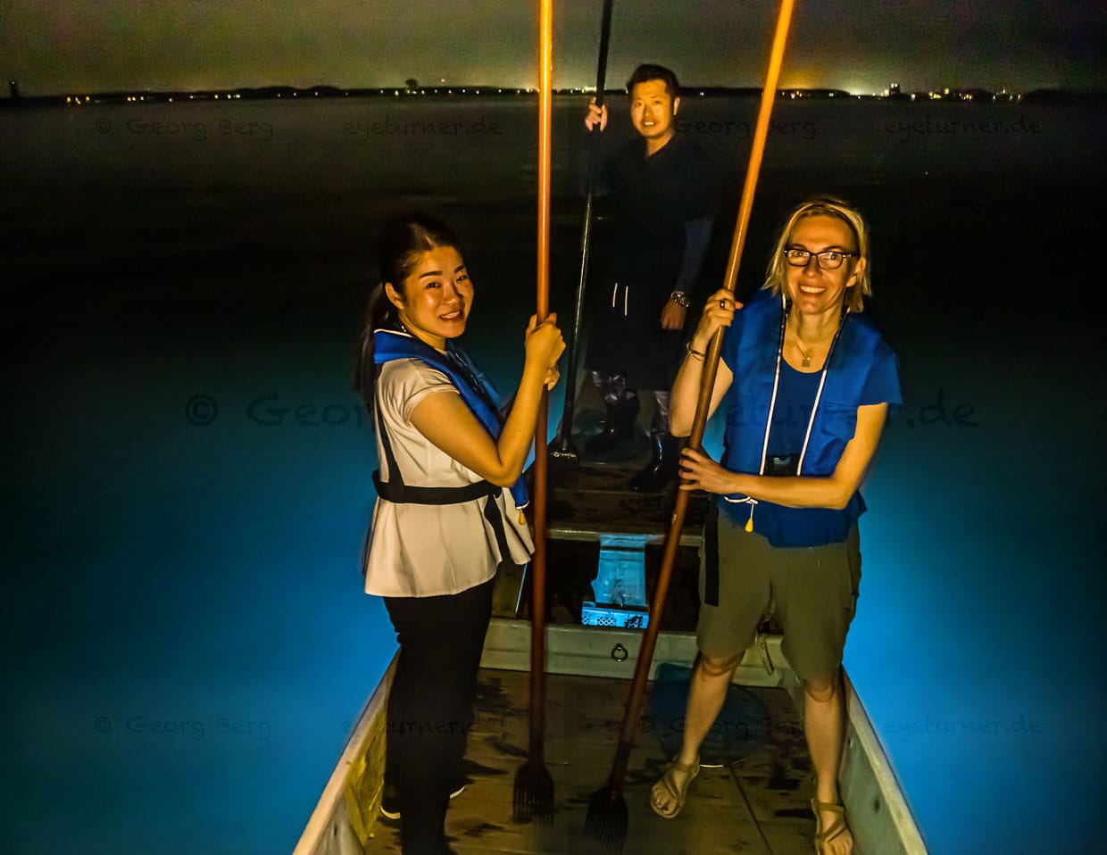 Speer und Stütze in einem. Der Mori hilft auch dem Jäger die Balance auf dem Boot zu halten. Hier Reporterin Angela Berg gemeinsam mit Momoko Takii von TSJ / © Foto: Georg Berg