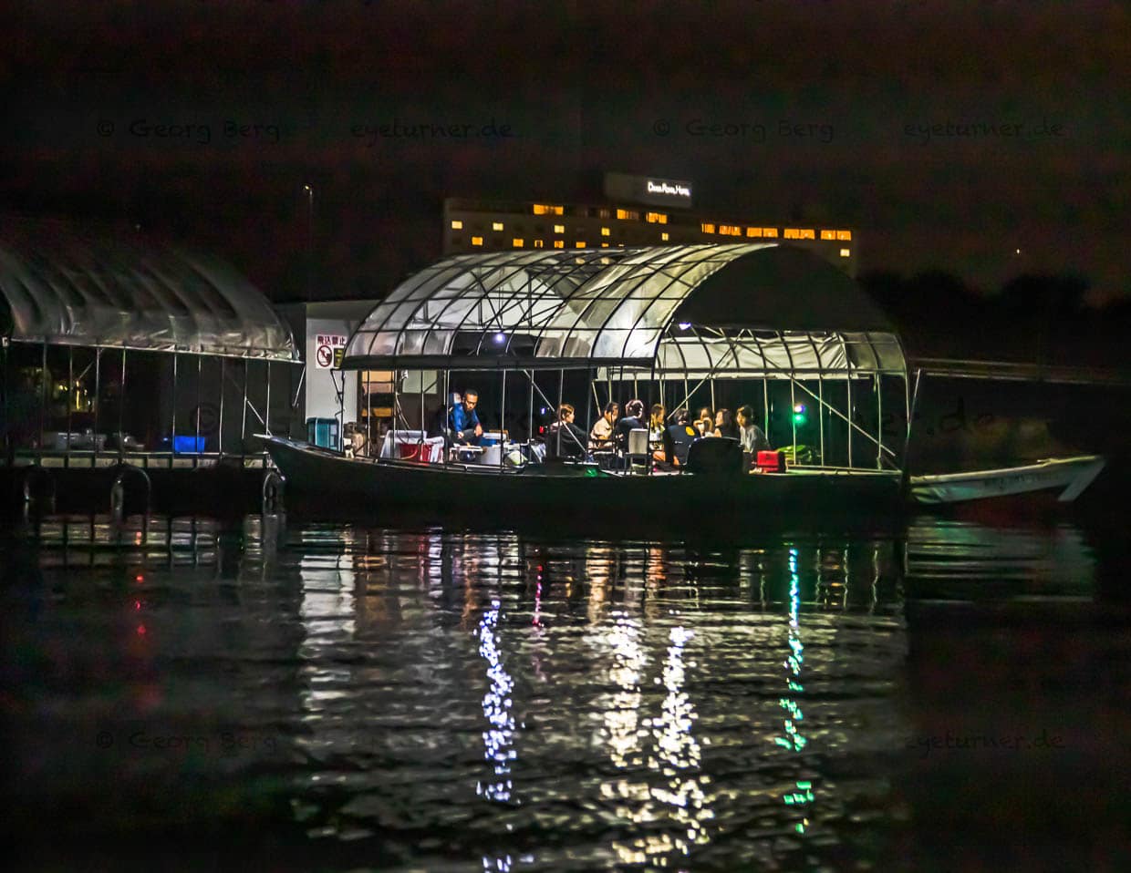 Schwimmende Kochstation: Hier wird von den Speerfischern der Catch of the Night fangfrisch zubereitet / © Foto: Georg Berg