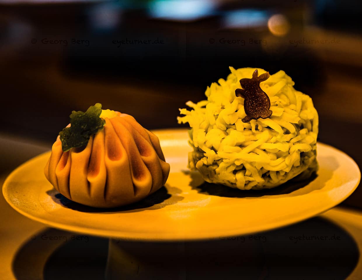 Wagashi, sind traditionelle japanische Süßigkeiten. Hier Kiku-Chrisanthemen und Moon-Viewing-Tsukimi, Motiv Hase im Mond / © Foto: Georg Berg