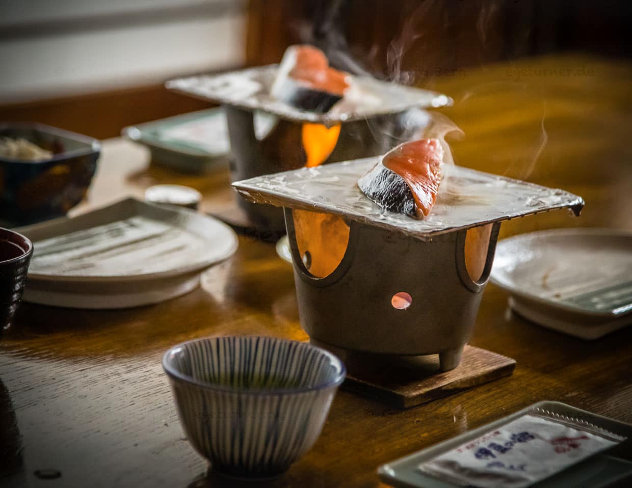 Fisch ist fester Bestandteil eines japanischen Frühstücks. Hier bereitet man ihn selber auf einer kleinen Tischfeuerstelle zu - frischer geht’s kaum / © Foto: Georg Berg