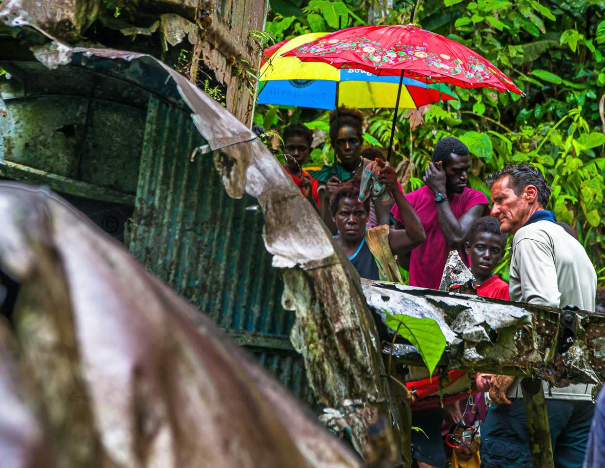 Der Hubschrauberpilot Alan interessiert sich für die Details des alten Fluggeräts / © Foto: Georg Berg