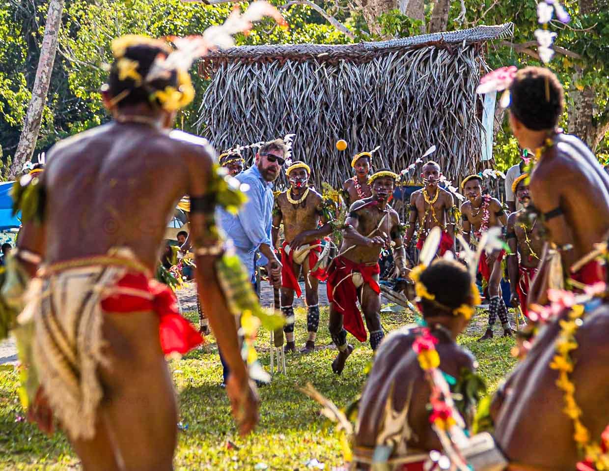 Cricketspiel nach den Regeln der Trobriand Inseln. Man muss nicht mit den internationalen Cricketregeln vertraut sein, um hier mitspielen zu dürfen / © Foto: Georg Berg