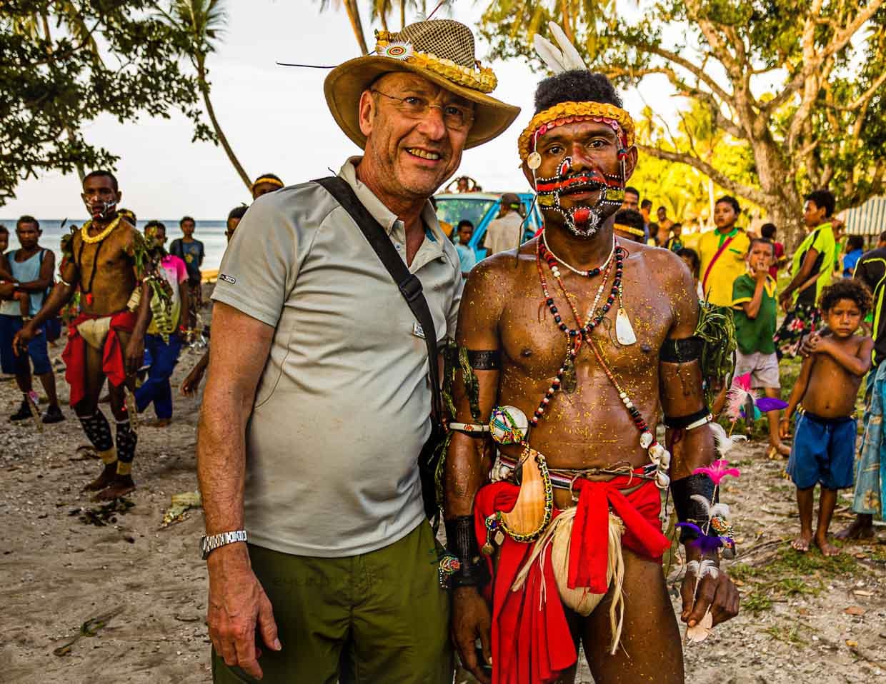 Erinnerungsfoto für die Pinwand: Reporter Georg Berg mit dem siegreichen Spielführer / © Foto: Georg Berg