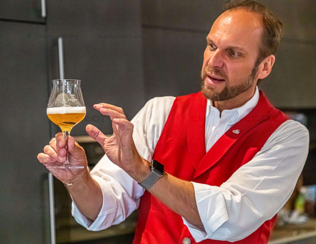 Bier-Seminar auf den Hollerhöfen. Mit dem richtigen Degustationsglas, so Bier-Sommelier Georg Hiernickel, wird die ganze Aromenfülle eines guten Bieres erlebbar / © Foto: Georg Berg