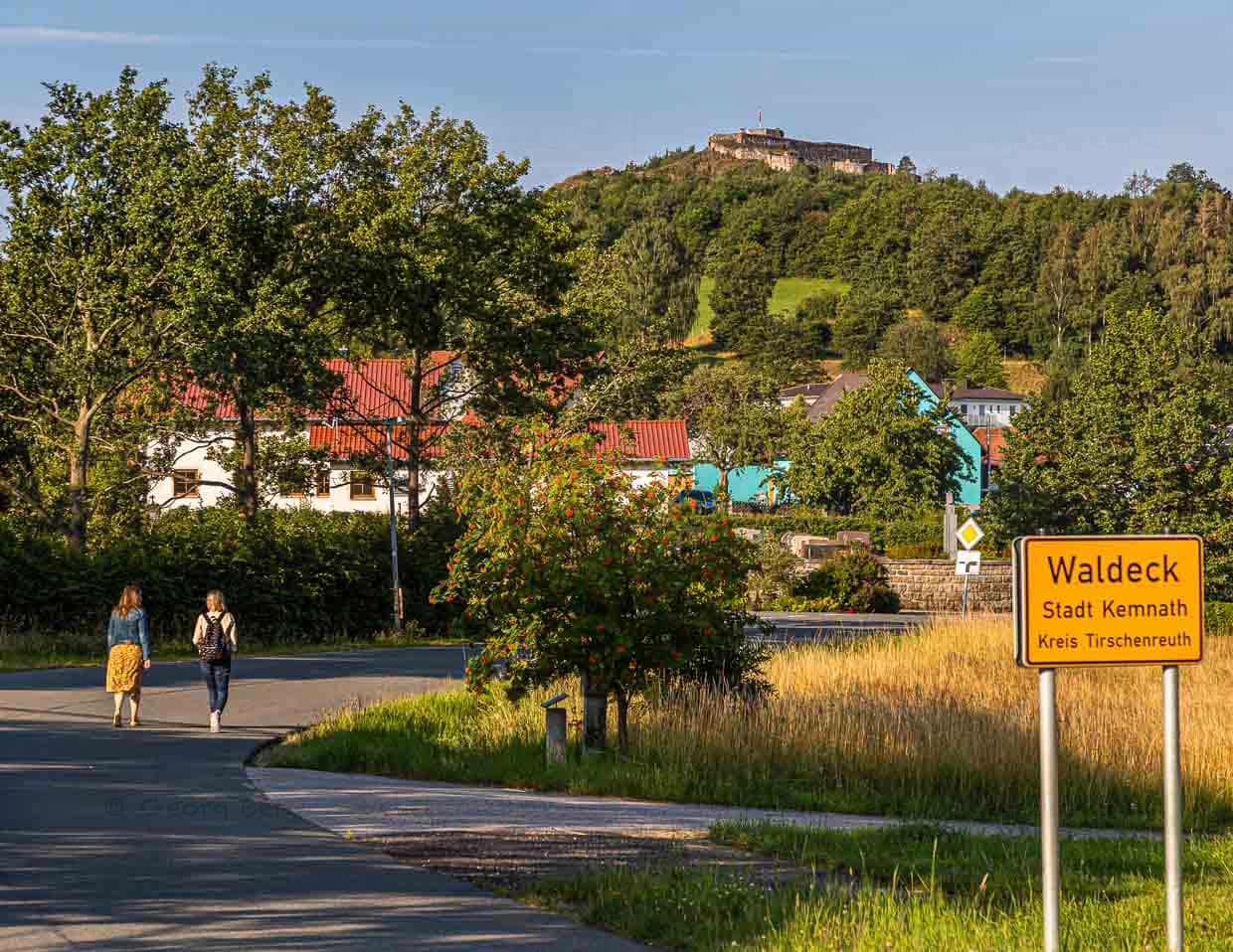 Kräuterspaziergang mit Elisabeth Zintl von den Hollerhöfen in Waldeck / © Foto: Georg Berg