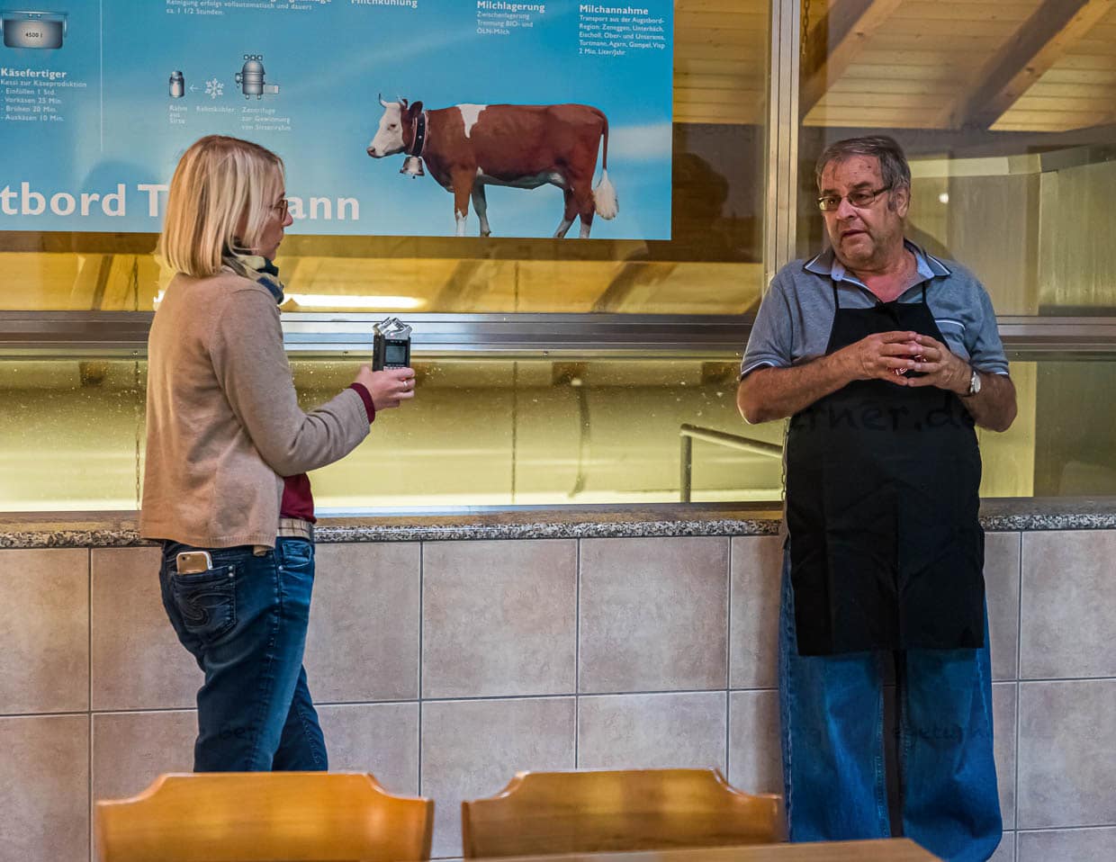 In der Augstbordkäserei in Turtmann kann man sich als Besucher an allen Vormittagen in der Woche - außer sonntags - ein Bild von der Käseproduktion machen. Aus der ersten Etage schaut man den Käsern bei der Verarbeitung der Rohmilch zu / © Foto: Georg Berg