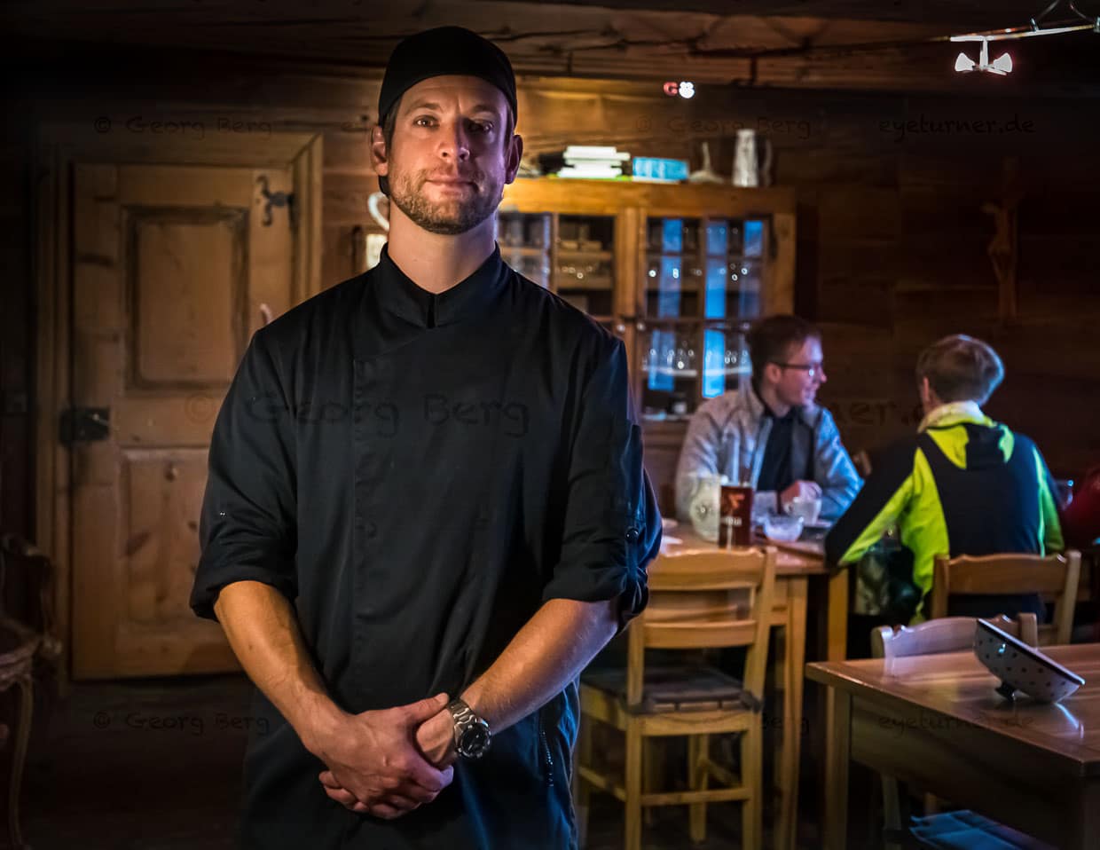 Roger Haudenschild ist Förster und Koch. Die Verbundenheit zur Natur spiegelt sich auch in seinen Gerichten wieder. Im Godswärgisstubu werden viele Kräuter, Obst und Gemüse wenn immer möglich aus dem eigenen Dorf eingesetzt / © Foto: Georg Berg