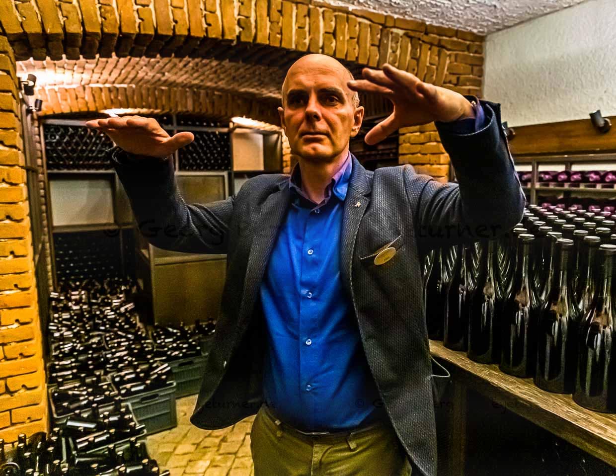 Aleksander Skorchev gehört zu den Court of Master Sommeliers der WSET und perfektioniert jetzt die Produktlinie der bulgarischen Zorniza Rotweine / © Foto: Georg Berg