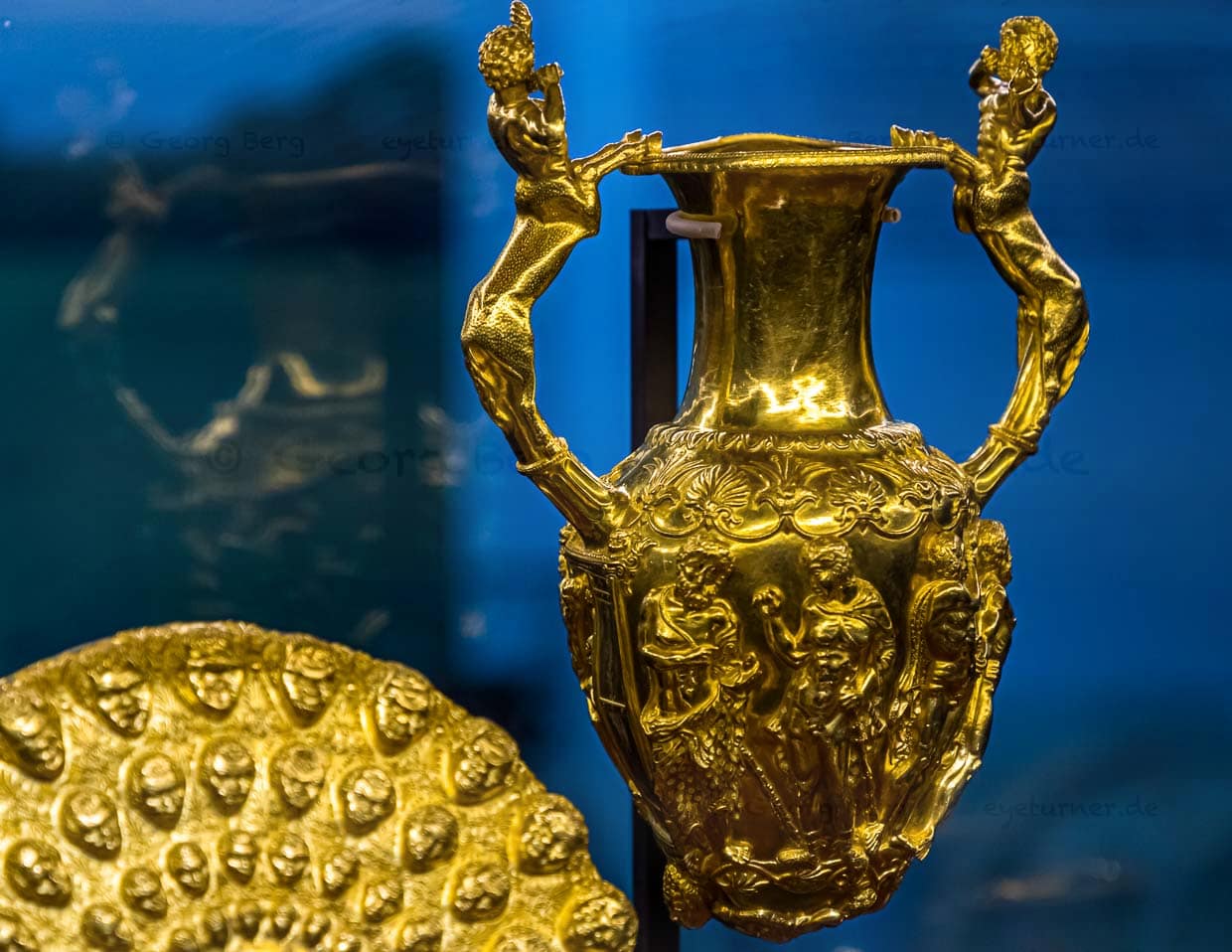 Der Goldschatz von Panagjurischte besteht aus 9 Gefäßen aus purem Gold. Gemeinsames Trinken gehörte zu den rituellen Handlungen thrakischer Fürsten. Die Amphore hat einen runden Boden, auf dem sie nicht stehen kann. Jedoch hat sie unten zwei gegenüberliegende Löcher, aus denen Wein floss, bis das Gefäß leer war / © Foto: Georg Berg