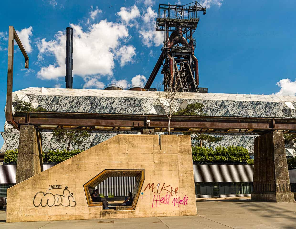 Gelungene Konversion: Zwischen Hochofen und alten Betonstützen steht die futuristische Bibliothek der Universität Belval. Im Betonpfeiler ist eine regensichere Sitzgelegenheit eingepasst