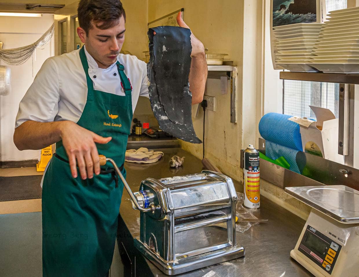 Salvatore Piacente, ebenfalls Absolvent an der Kochschule Santa Maria, an der schon José Graziosi sein Handwerk lernte, walzt den Pastateig aus