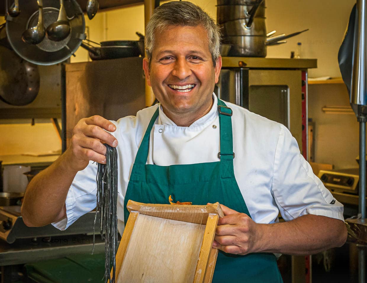 Ein Mann und seine liebstes Küchenutensil – Carraturo – die erste Nudelmaschine der Menschheit – wer hat sie erfunden? Die Italiener!