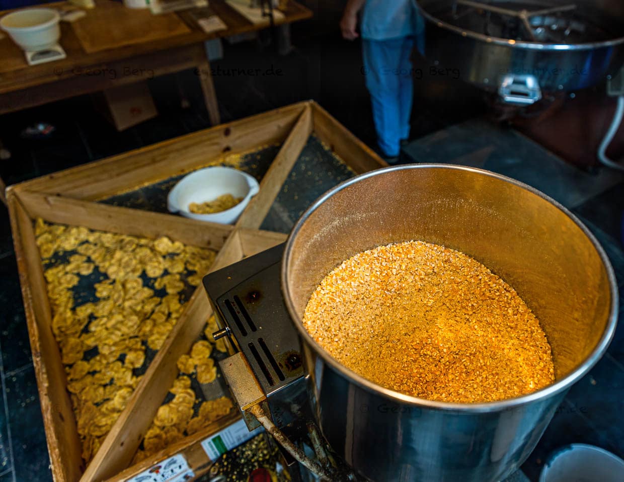 Eine lustige koreanische Maschine presst aus dem groben und leicht gesalzenen Mehl kleine Cracker