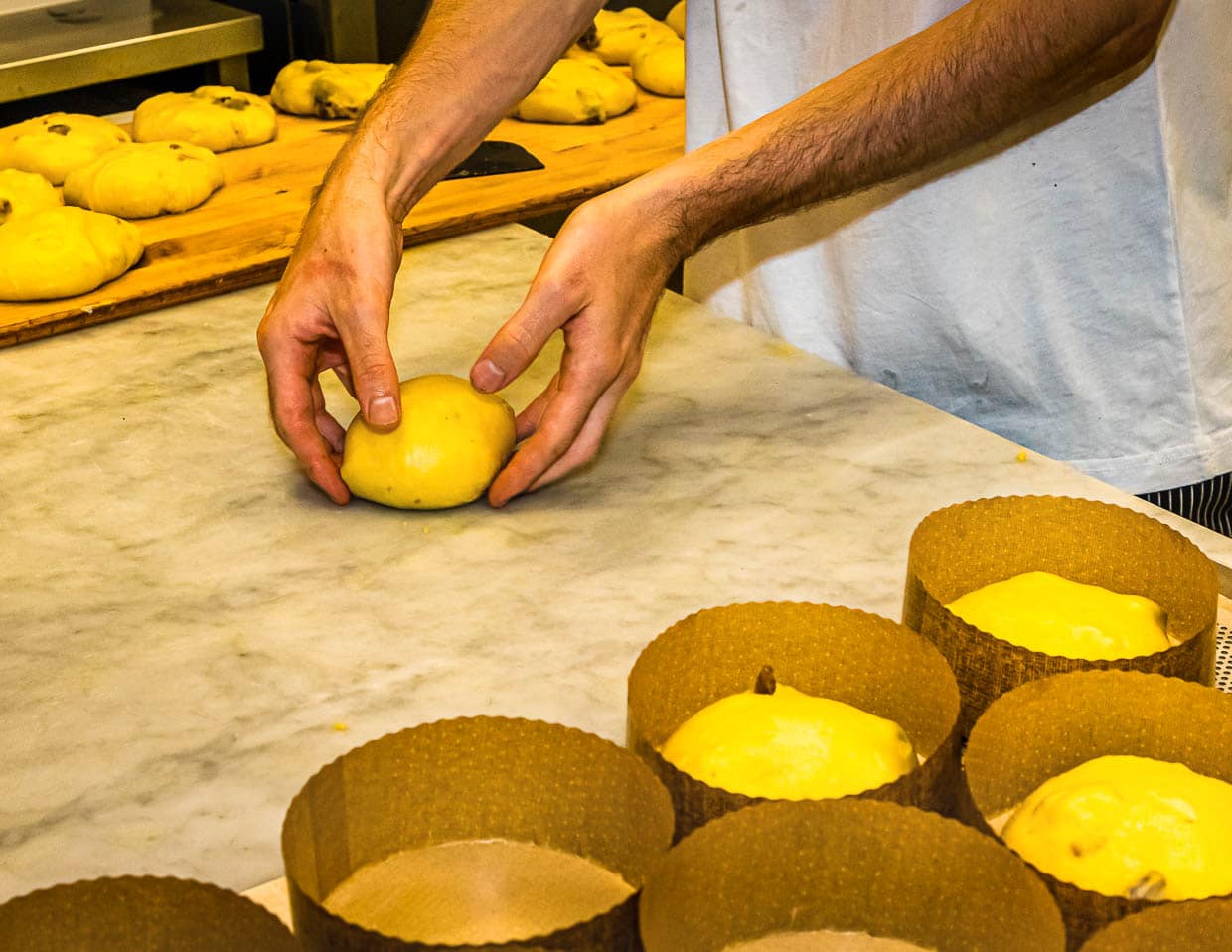 Ab ins Förmchen. Nach der Brettruhe werden die Teiglinge rund geformt und in die für Panettone typischen Manschetten gelegt