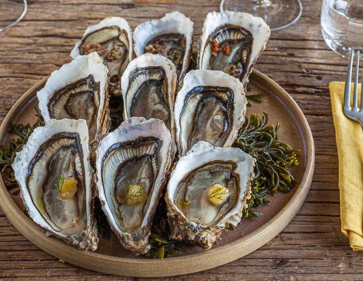 Neun Austern kombiniert mit drei verschiedenen Gewürzen und Kräutern. Entrée von Hugo Roellinger, Cancale / © Foto: Georg Berg