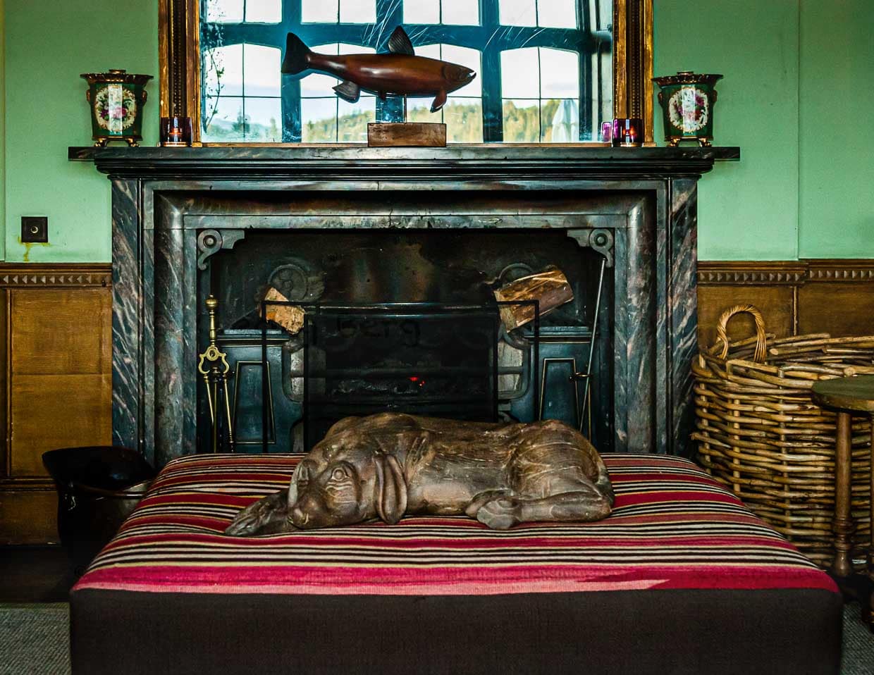 Der Salon in Hotel  Endsleigh in Devonshire. Eigentümerin Olga Polizzi ist bekannt für ihren Einrichtungsstil. Den Fisch hat sie als Leitmotiv im ganzen Haus wiederkehrend platziert, denn der Fisch ist eine Referenz an die Vergangenheit des Hauses als Fischer-Logde / © Foto: Georg Berg