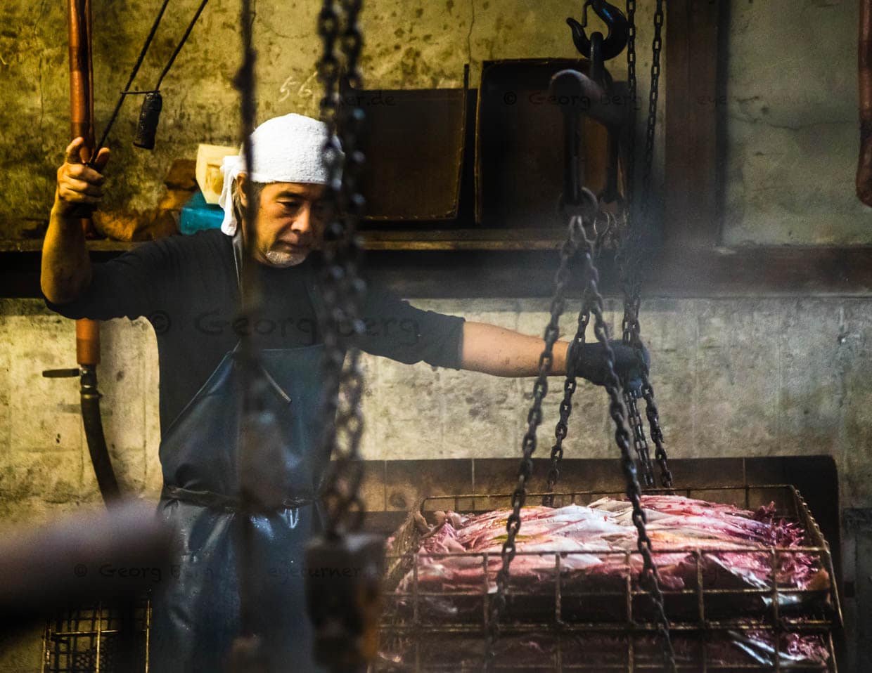 "Shakuju" ist absolute Chefsache. Für jedes Tauchbecken hat Serizawa eine eigene Uhr. Das Wasser darf nie kochen, es darf nur köcheln und der ganze Vorgang zwei Stunden nicht überschreiten / © Foto: Georg Berg
