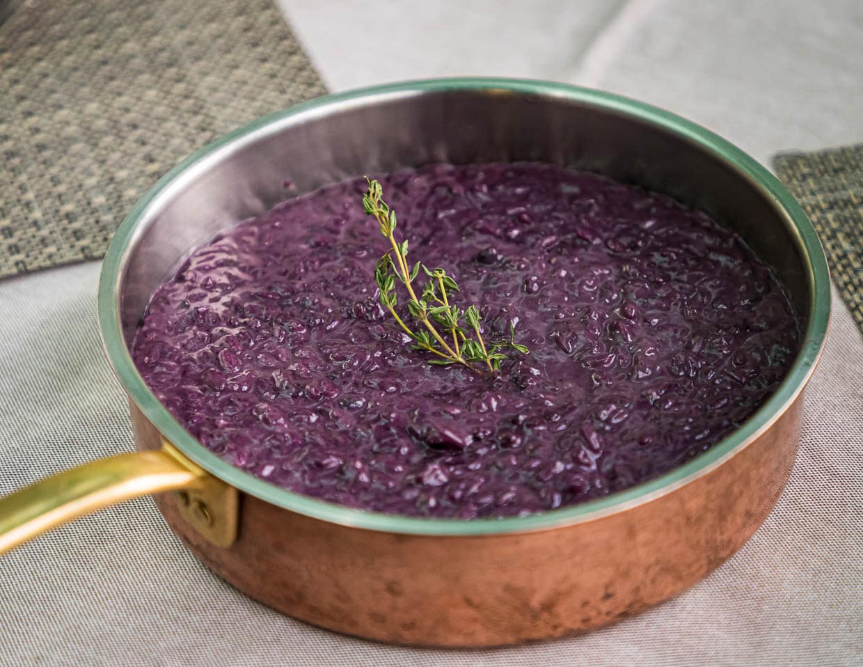 Risotto mit Blaubeeren und Zincarlin serviert in einem Kupfertopf. In Circolo di Balerna, Tessin, Schweiz / © Foto: Georg Berg