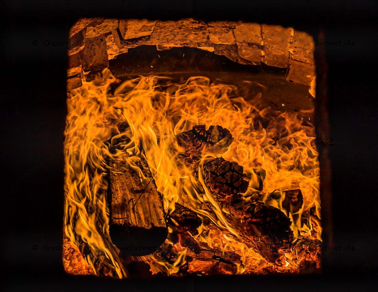 Am Mittag gibt das Feuer die maximale Leistung ab. Zoigl-Brauen in der Oberpfalz