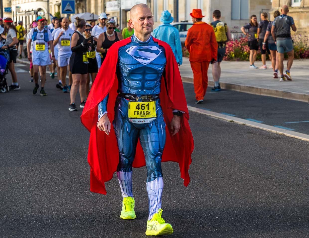 So sollen Sieger aussehen. Superman schreitet unerschütterlich zum Start des Marathon des Chateaux du Medoc / © Foto: Georg Berg