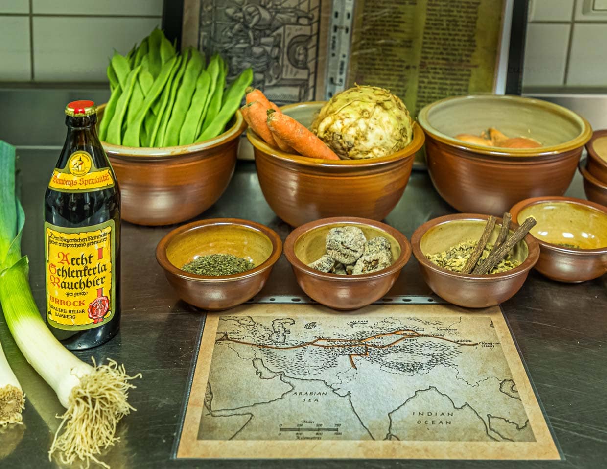 La cerveza ahumada está disponible todo el año. Incluso se puede cocinar con Rauchbier. La fábrica de cerveza Schlenkerla ofrece muchas fechas para ello. Lo nuevo en Schlenkerla es una comida medieval basada en antiguas recetas y con aromas de cerveza ahumada / © Foto: Georg Berg