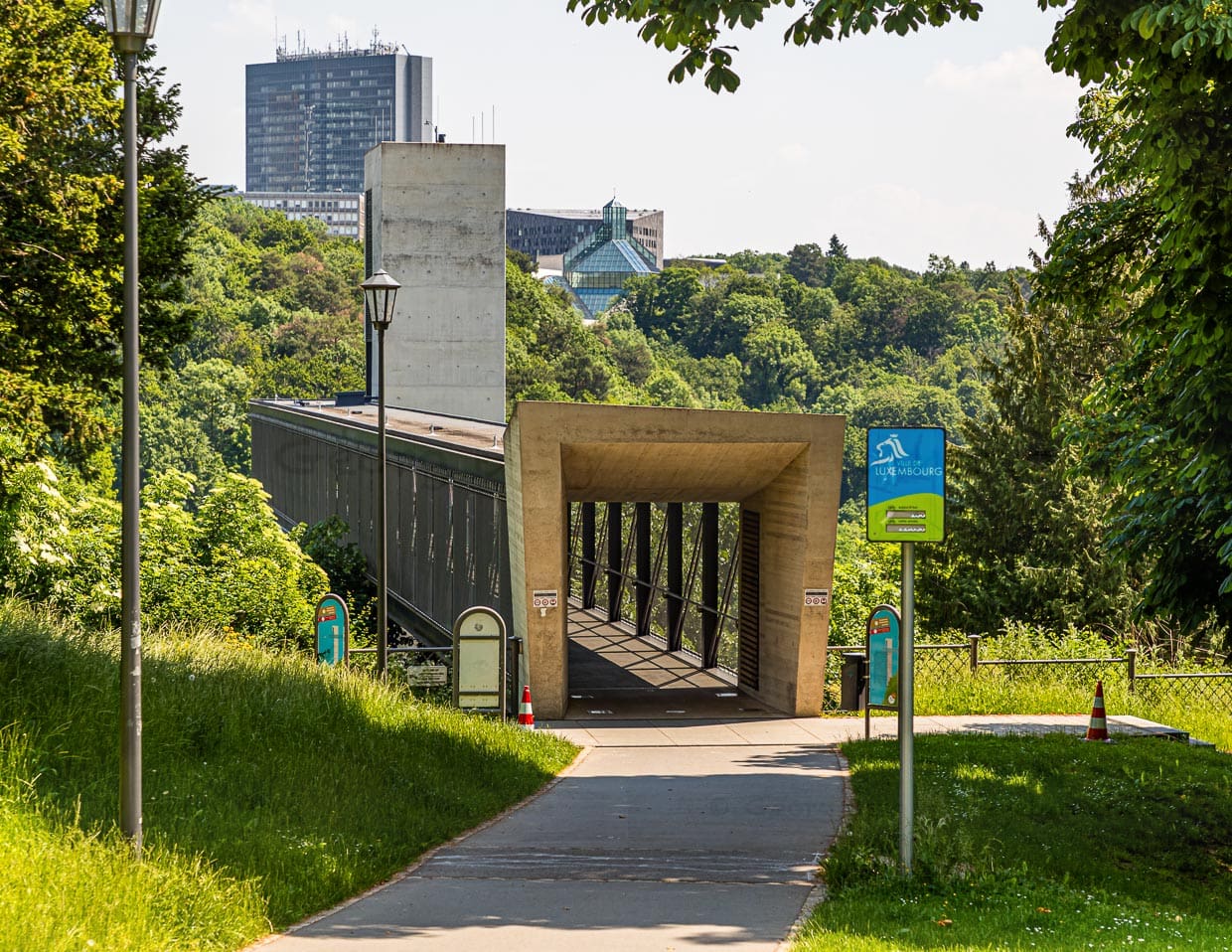 Cambiando de suelo. El ascensor de cristal de Pfaffenthal-Oberstadt conecta el parque Pescatore, en la parte alta de la ciudad, con el barrio de Pfaffenthal, en el valle del Alzette / © Foto: Georg Berg