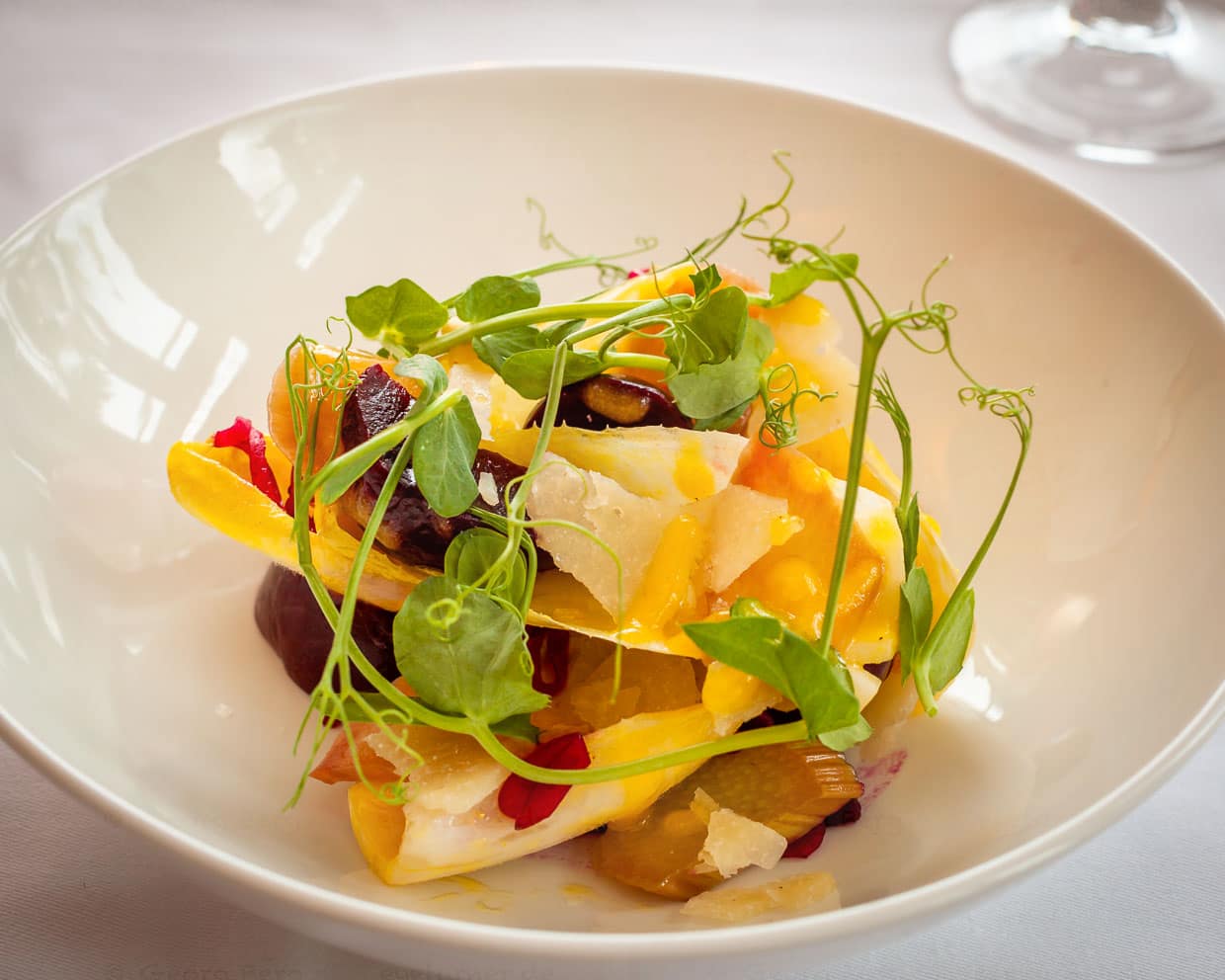 Ein Frühlingsgruß: Rote Bete mit Rhabarber, Pecorino und Chicoree / © Foto: Georg Berg