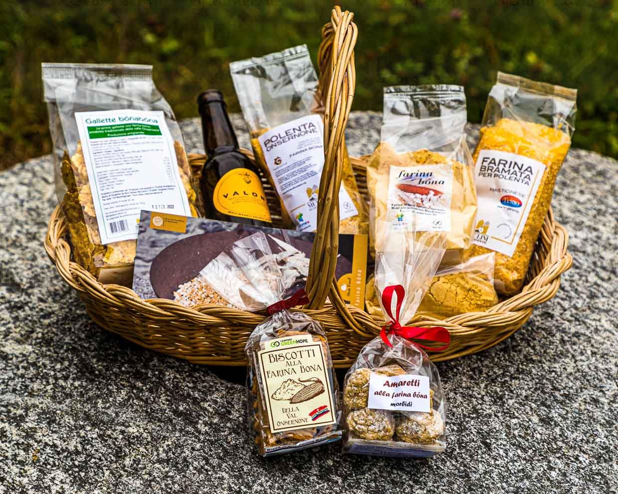 Eine Auswahl der Produkte mit Farina Bona. Vom Polentamehl, über Biscotti bis zu Bier. Alles ist auch im Dorfladen von Vergeletto erhältlich