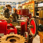 Im Verkaufsraum von Beurre Bordier in Saint Malo.  Werkzeuge für die Herstellung von Faßbutter der Beurre Baratte / © Foto: Georg Berg