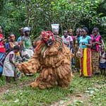 Die Figur des Gbeni ist der wichtigste Spieler im Poro Geheimbund. Die Gbeni Maske hat immer einen zylindrischen Kopf und ist mit Muscheln oder Spiegeln dekoriert / © Foto: Georg Berg