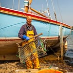 James Brown, einer der letzten Austernfischer in Cornwall vor seinem Segelboot / © Foto: Georg Berg