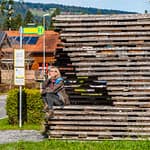 Anton Garcia Abril und Debora Mes, Ensamble Studio aus Spanien. Das Architekten-Duo war fasziniert von der Qualität roher, unbehandelter Eichenbretter und der Art der Schichtung in den Trockenlagern der Holzwerkstätten im Bregenzerwald. BUS:STOP Krumbach, Vorarlberg, Österreich / © Foto: Georg Berg