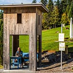 Alexander Brodsky, Russland. Ein präziser Turm aus Holz mit Öffnungen zu allen Seiten und an drei Seiten verglast. Für einen entspannten Aufenthalt stehen Tisch und Stuhl bereit / © Foto: Georg Berg